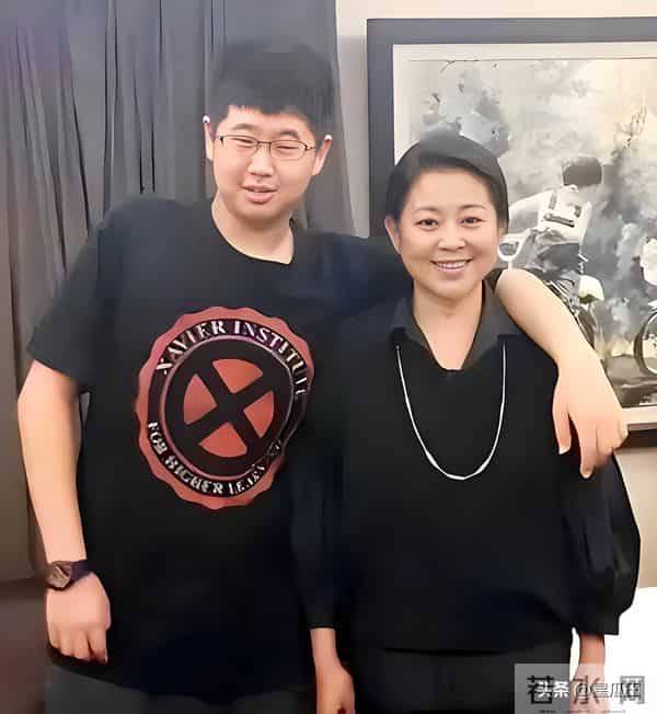 他是青年导演，也是倪萍继子，他的一句话让倪萍热泪盈眶