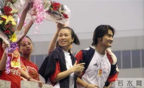 被爆家丑2个月后，58岁那英凭2个动作，实现口碑逆转