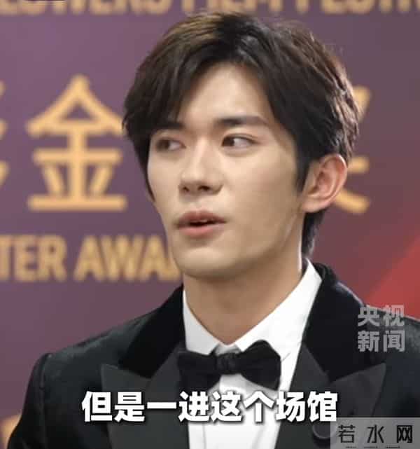 易烊千玺很紧张!获奖后接受央视采访一直在抠手指,说话还打磕巴