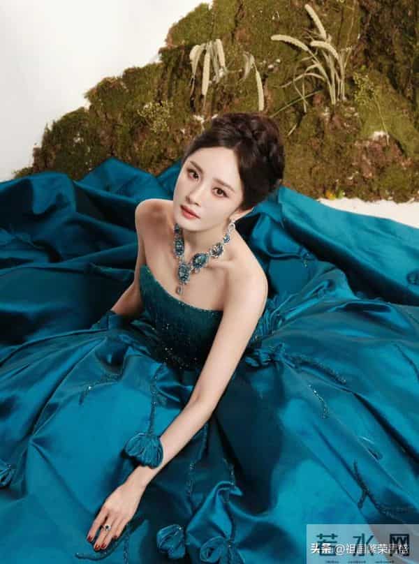 杨幂性感抹胸裙活动生图