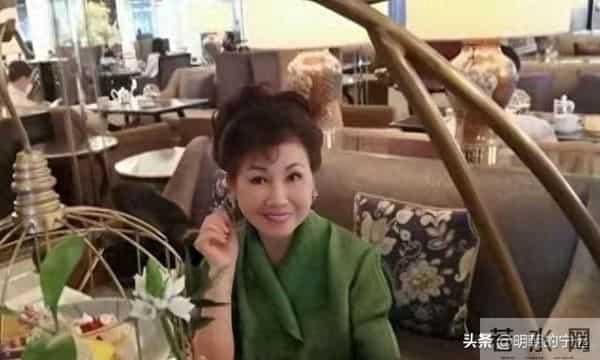 84岁TVB戏骨丧夫！老公在轮椅上断气，19岁为英女王弹过琴