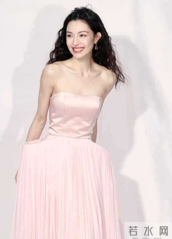 在争奇斗艳的红毯上，钟楚曦的粉色礼服以“少即是多”的哲学胜出