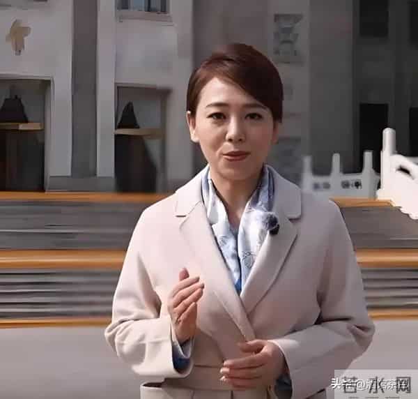 央视主持劳春燕,和丈夫两地分居19年有辛酸,今53岁仍白嫩显年轻