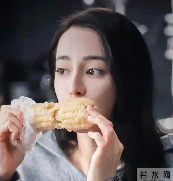 迪丽热巴现身南京!脖子前倾严重依旧在咳嗽,给主持人打伞好暖心