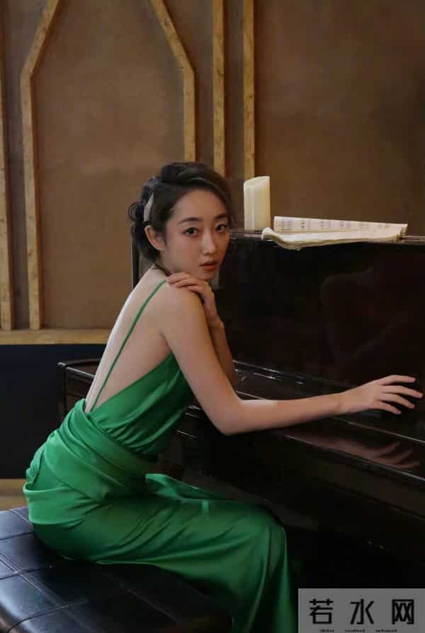 蒋梦婕绿色裸背写真