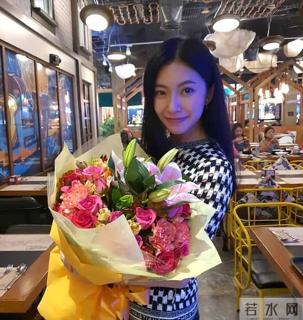 没当成向太儿媳的黄婉佩,二婚嫁进百亿豪门,如今43岁已成企业家