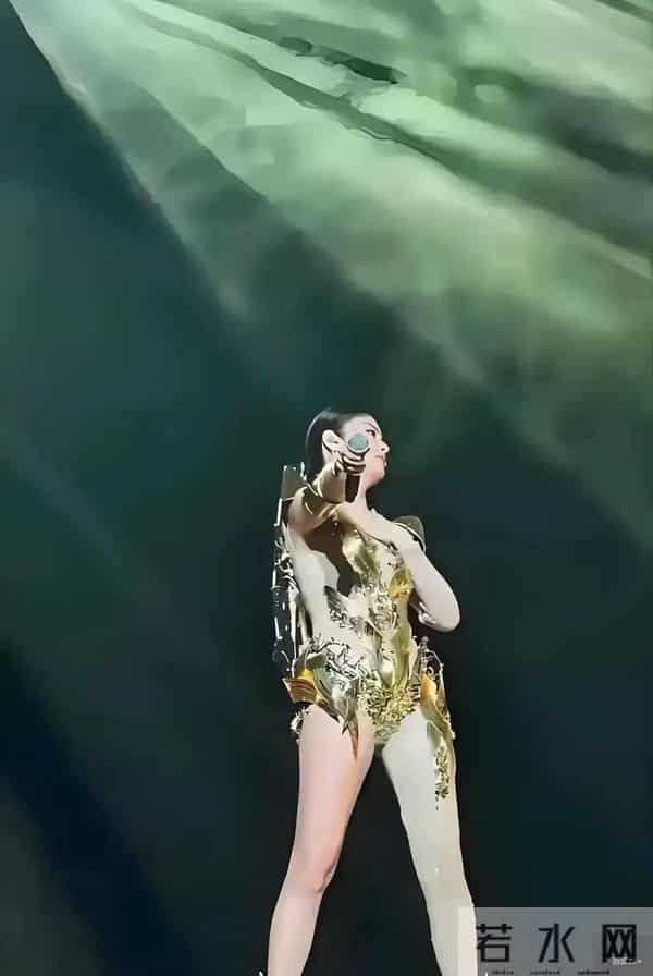 陈慧琳演唱会穿三角裤衩,五十多了合适吗?人老心不老