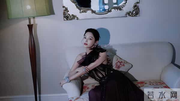 辛芷蕾深紫色镂空长裙气质温婉 倚栏而立冷艳优雅