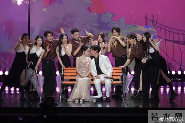 陈乔恩和老公澳洲度假!住大别墅一手端锅一手夹肉,还去参观母校