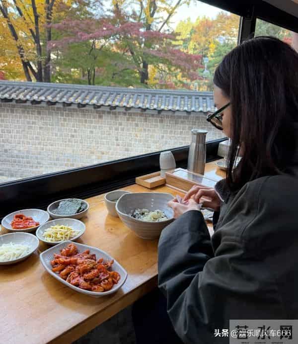 崔智友带娃出游,这身材和颜值,披麻袋都好看,行走的衣架子啊!