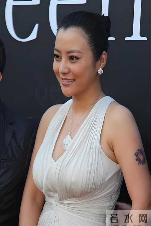 47岁郝蕾真实身材暴露，身宽体胖腚大腰圆大腿粗身材越来越圆润