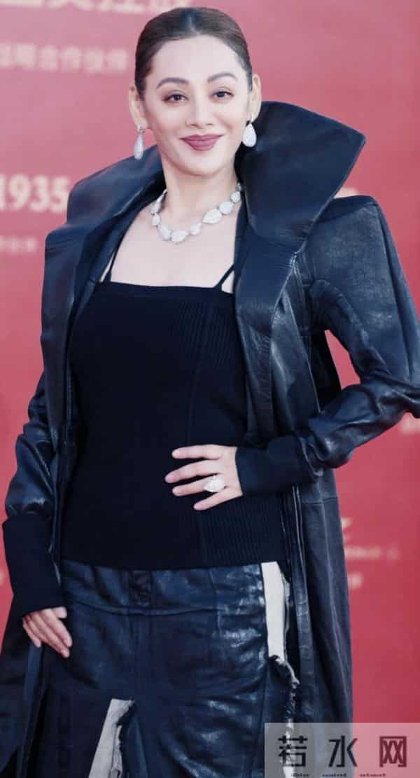 厦门这一夜,美艳四射的辛芷蕾和倪妮,败给了全&39;裹&39;出镜的宁静