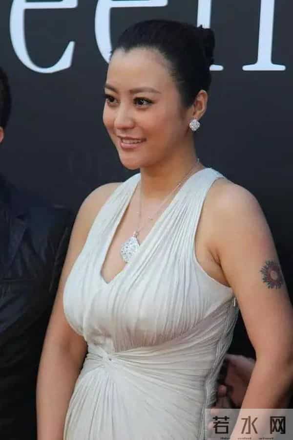 郝蕾太丰满了穿绒衣扣子都撑开了如果扣子突然破了那就十分尴尬了