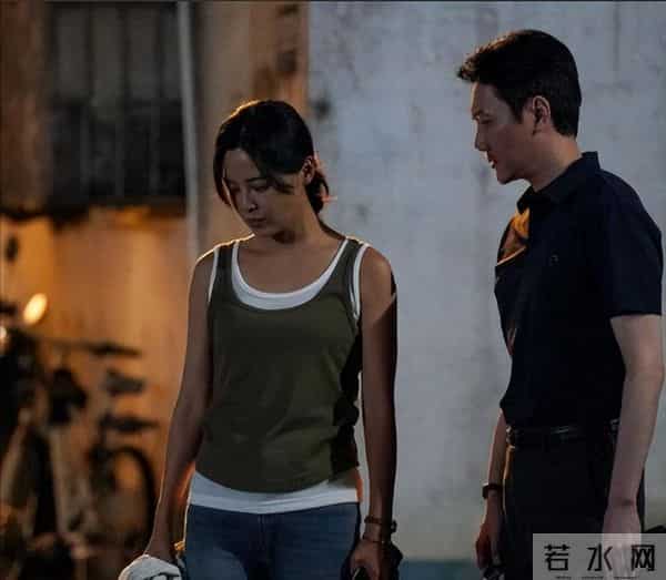 离婚四年，47岁冯绍峰再次官宣喜讯，活成了赵丽颖高攀不起的模样