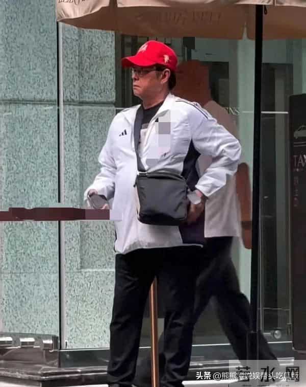 75岁谭咏麟在香港街头等出租车,他的打扮朴素,身形臃肿