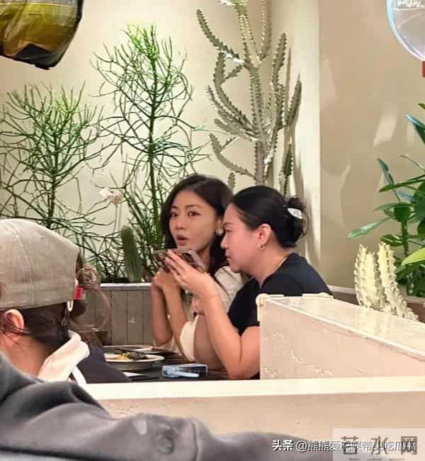 邓家佳和家人在重庆餐馆吃烤鱼,虽然她42岁了,但外表很显年轻