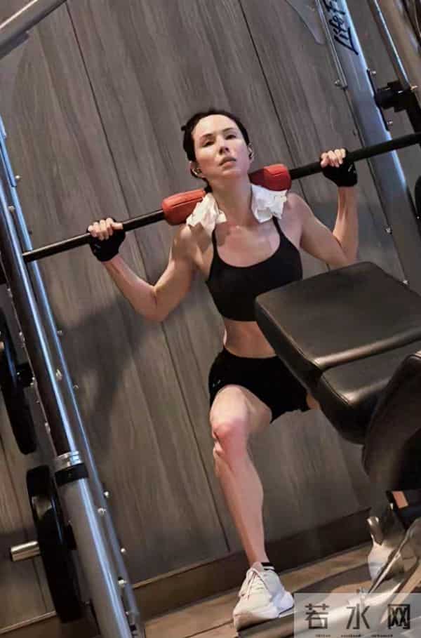 谁敢相信这是59岁的人？状态真的太好了！