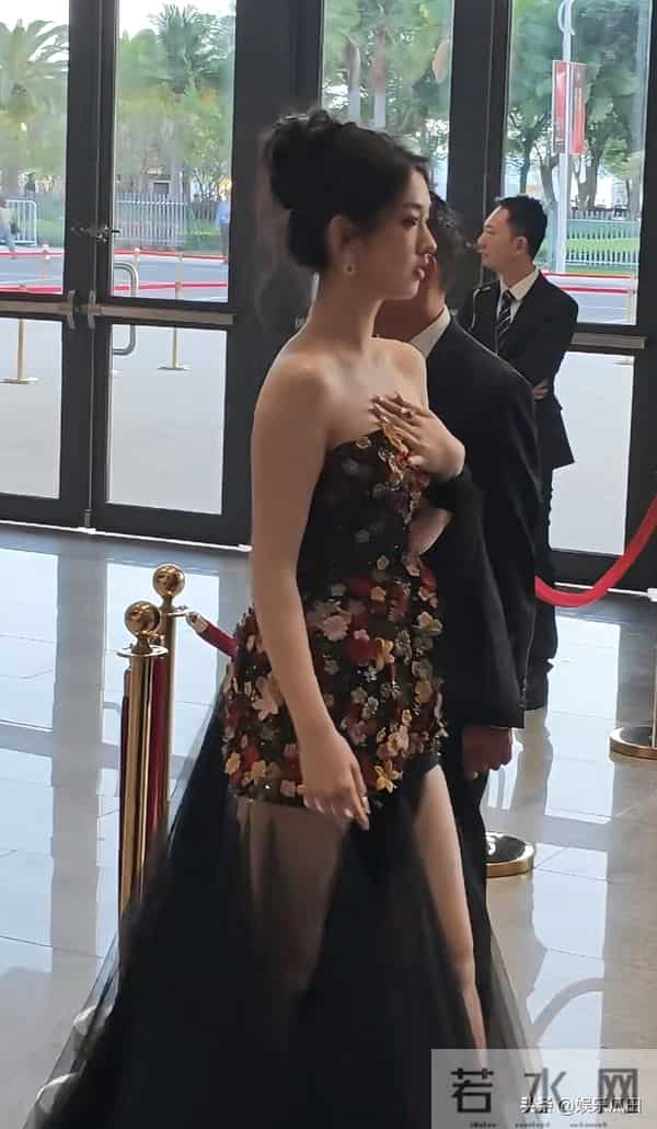 李柯以亮相金鸡奖红毯 抹胸短裙搭黑纱 个高腿长 气质颜值不输女明星