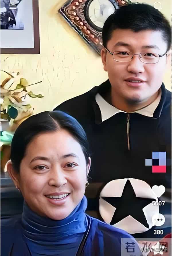 他是青年导演，也是倪萍继子，他的一句话让倪萍热泪盈眶