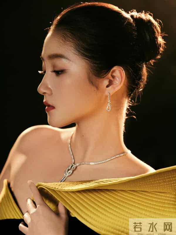 精修图VS生图:关晓彤膀大腰圆,倪妮老气了不少,辛芷蕾选错裙子