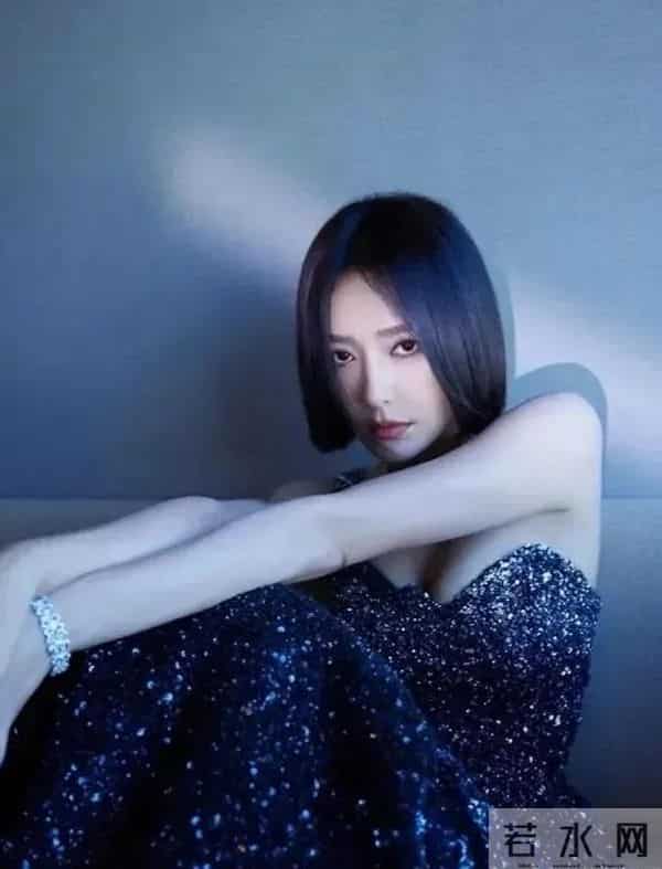 秦岚留“一刀切”短发，身穿一袭抹胸亮片礼服裙，妩媚性感又撩人