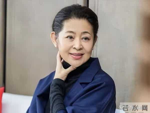 66岁倪萍公开给儿子催婚，26岁不结婚不恋爱，赚再多钱也没用
