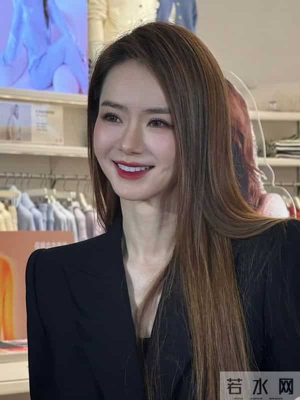 戚薇今日线下活动,黑西装外套配长靴丝袜,干练落落大方气场全开