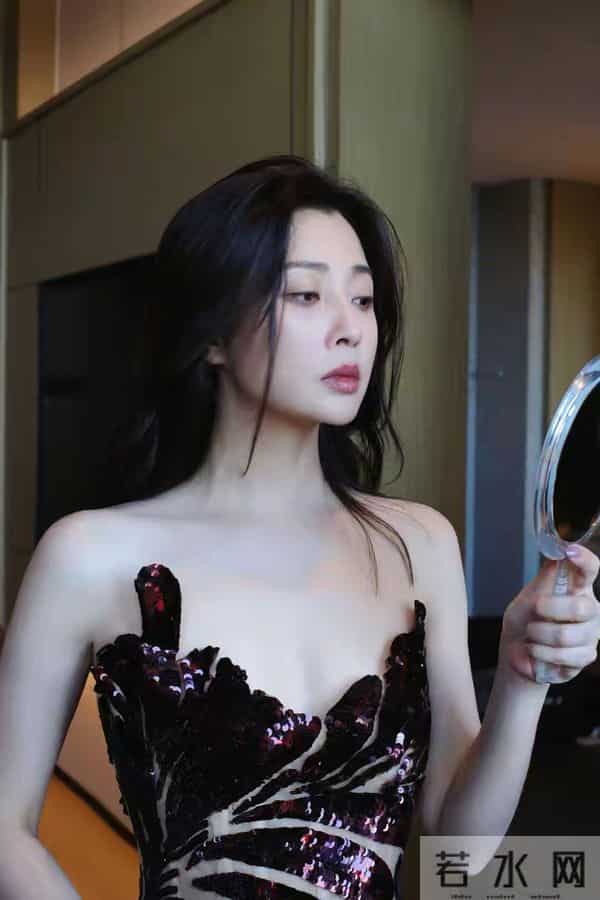 殷桃这身材看起来确实是太美了，不过这大体格子看起来非常健康