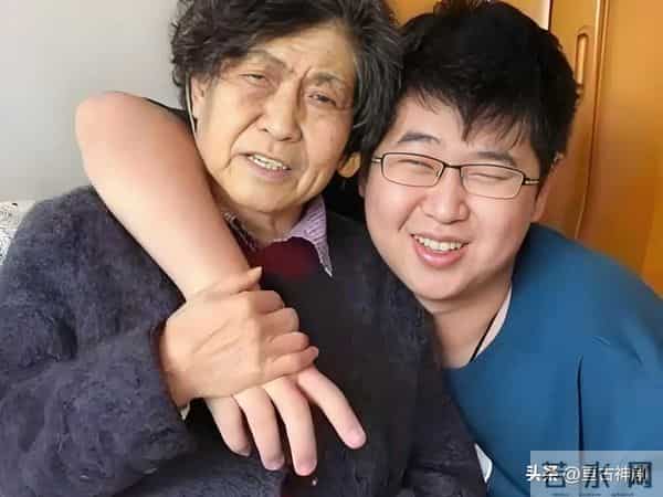 66岁倪萍公开给儿子催婚,26岁不结婚不恋爱,赚再多钱也没用