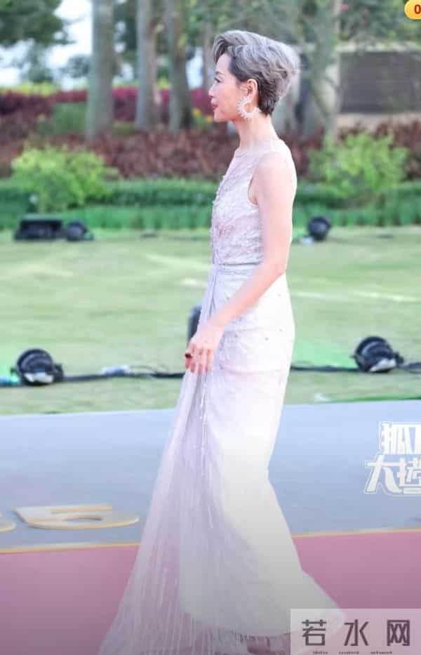 老天开眼了!关晓彤终于穿对 像神女下凡,辛芷蕾穿成紫茄子 好搞笑