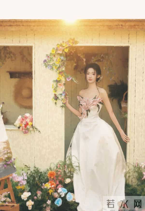 白裙缀着粉瓣似的褶皱,浸在满院花簇的软光里