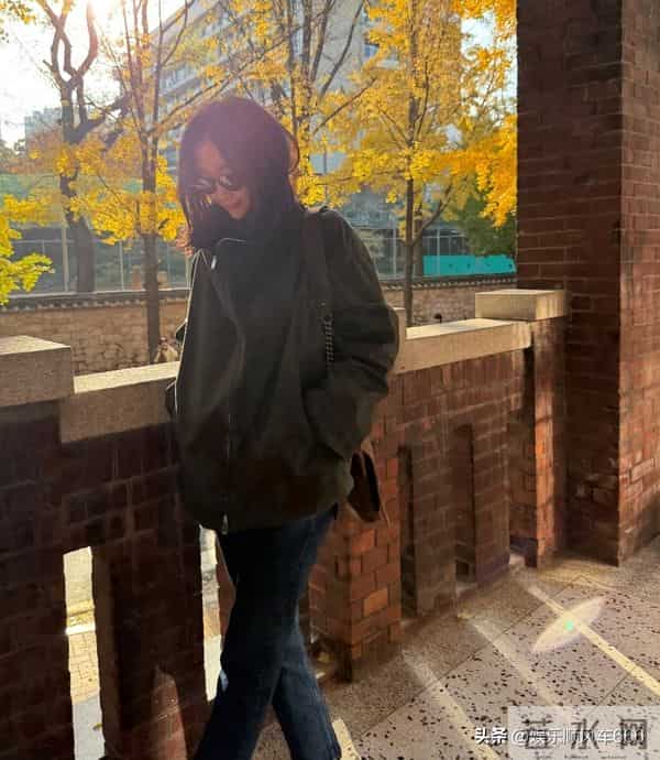 崔智友带娃出游,这身材和颜值,披麻袋都好看,行走的衣架子啊!