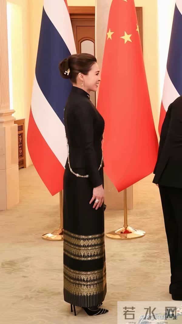 泰王后苏提达访华三连造型:灰斗篷藏智慧,黑金泰服显风骨
