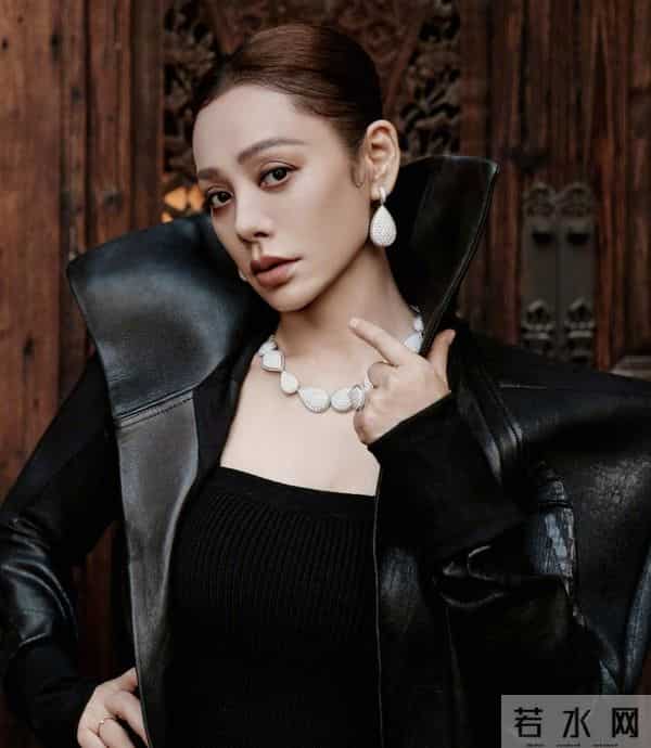 厦门这一夜,美艳四射的辛芷蕾和倪妮,败给了全&39;裹&39;出镜的宁静