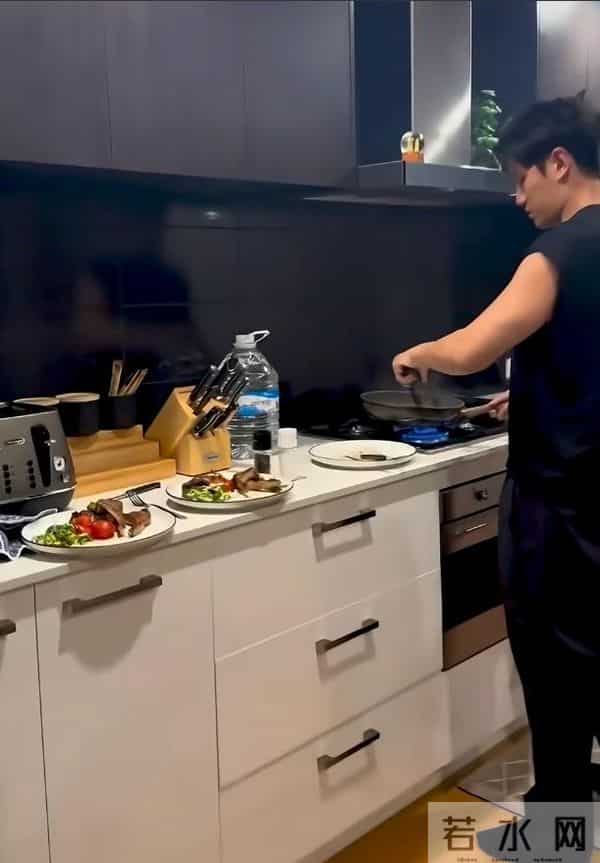 陈乔恩和老公澳洲度假!住大别墅一手端锅一手夹肉,还去参观母校