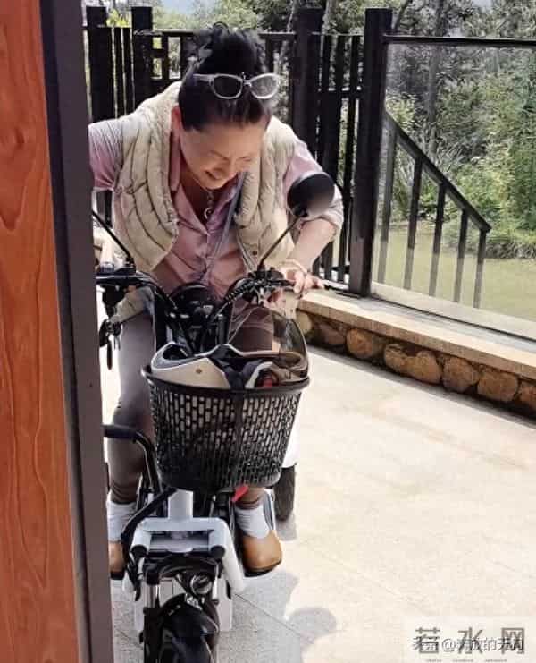 63岁何赛飞晒晚年生活！宅院中学电动车，羽绒马甲惹人注意