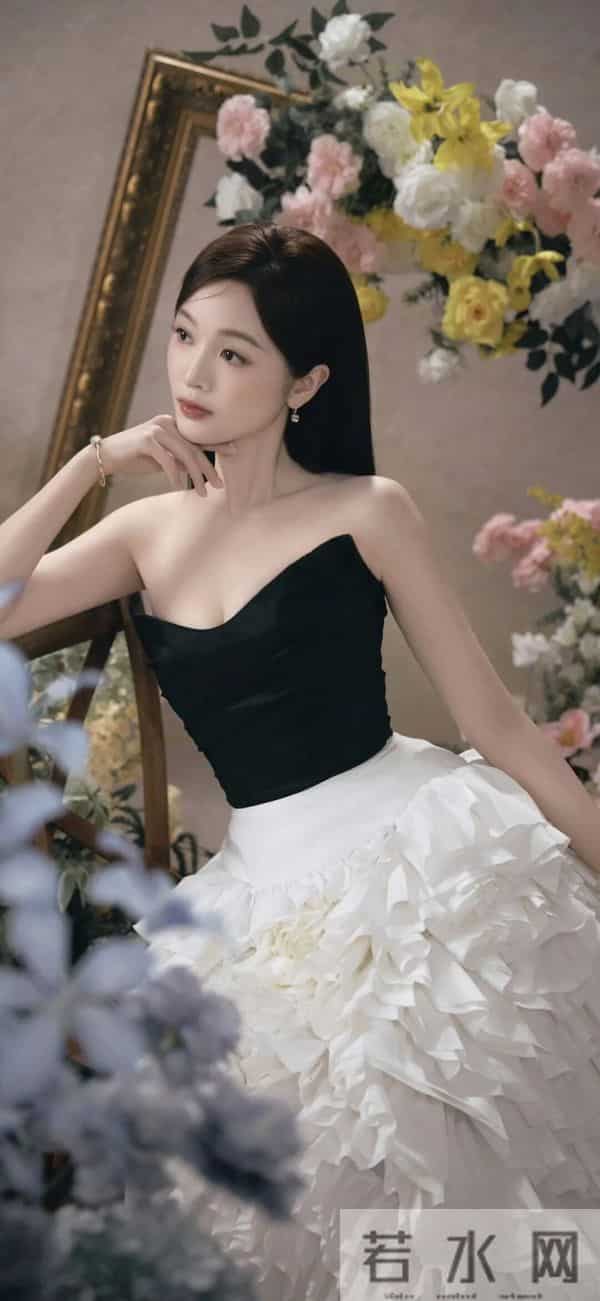 吴宣仪｜黑纱裙配花境写真，这“清冷贵气大小姐”氛围感直接封神