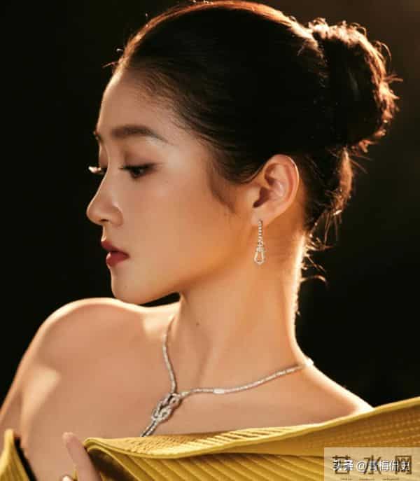 金鸡奖红毯:关晓彤衣服太丑,叶童装嫩,宋佳大露背,倪妮赢麻了