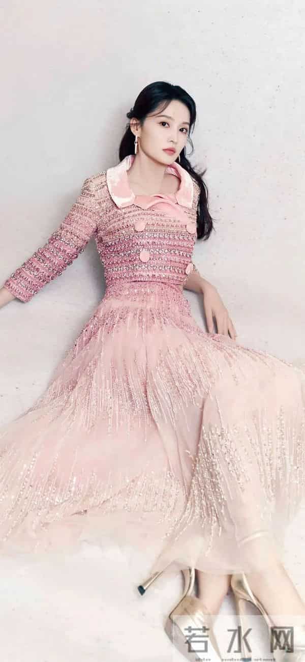 李沁身穿西瓜粉短款上衣搭配网纱半身裙，简直美出“新高度”