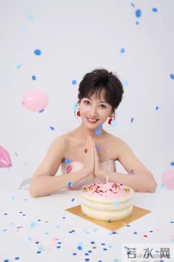 赵雅芝72岁了!生日写真曝光状态超年轻,活泼可爱美了一辈子