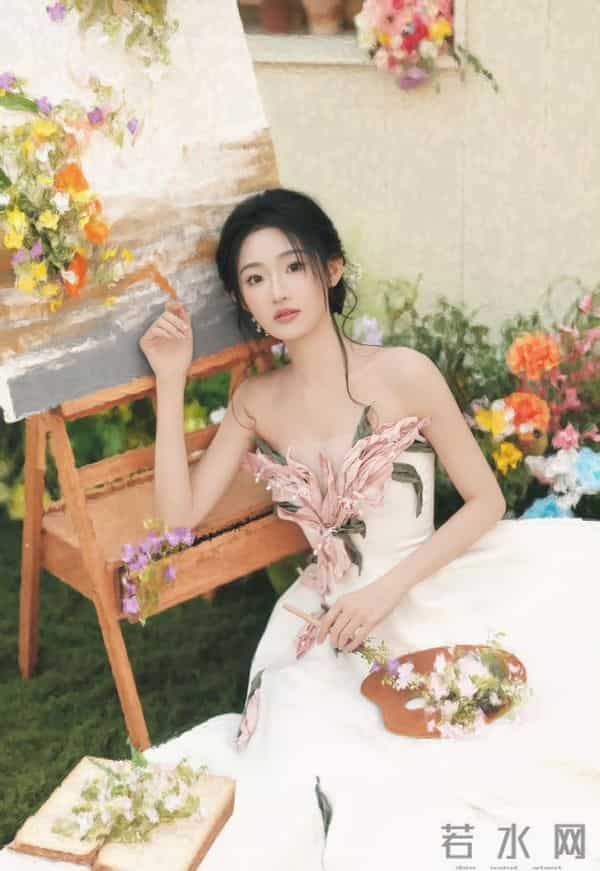 白裙缀着粉瓣似的褶皱,浸在满院花簇的软光里