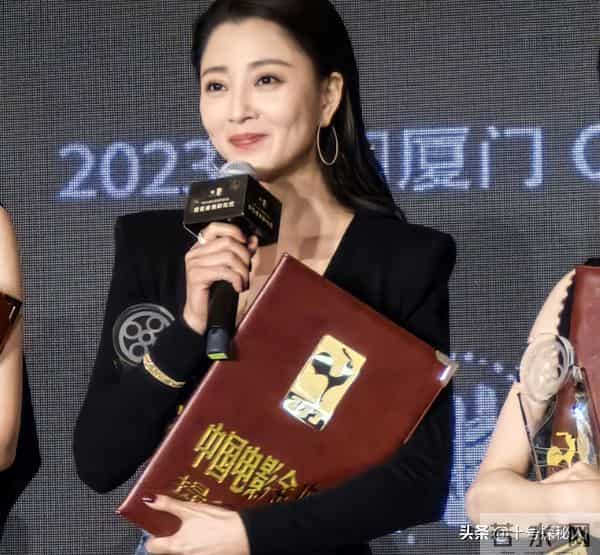 她是演员中的女富豪，多辆豪车轮流开，现在45岁却活得像20岁