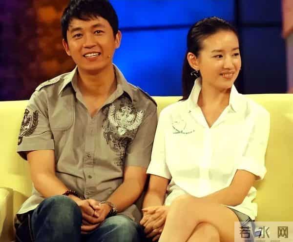 董洁和圈内好友聚餐,一人一瓶茅台显壕气!董洁脸色通红疑喝高!