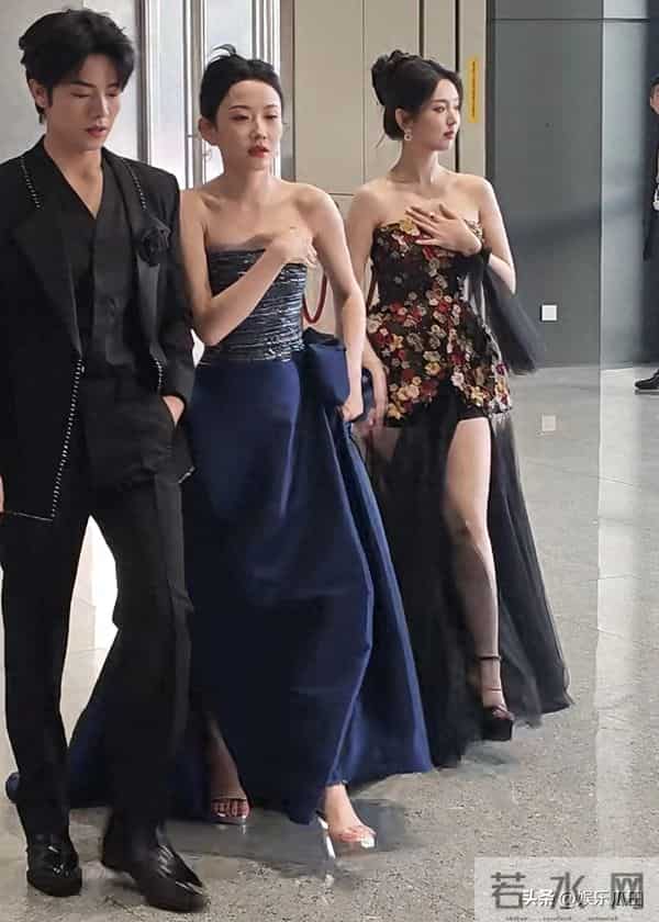 李柯以亮相金鸡奖红毯 抹胸短裙搭黑纱 个高腿长 气质颜值不输女明星