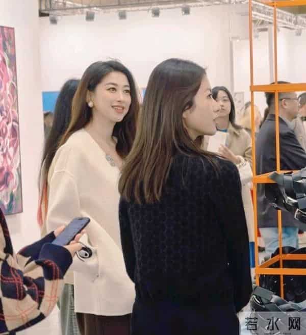 41岁朱珠在上海看艺术展，她穿着白衣，身材苗条，皮肤白皙 太美了