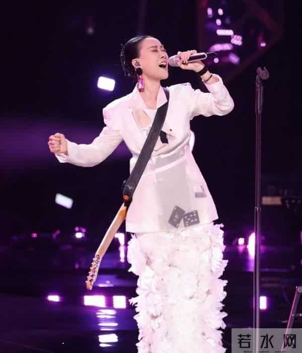 被爆家丑2个月后，58岁那英凭2个动作，实现口碑逆转