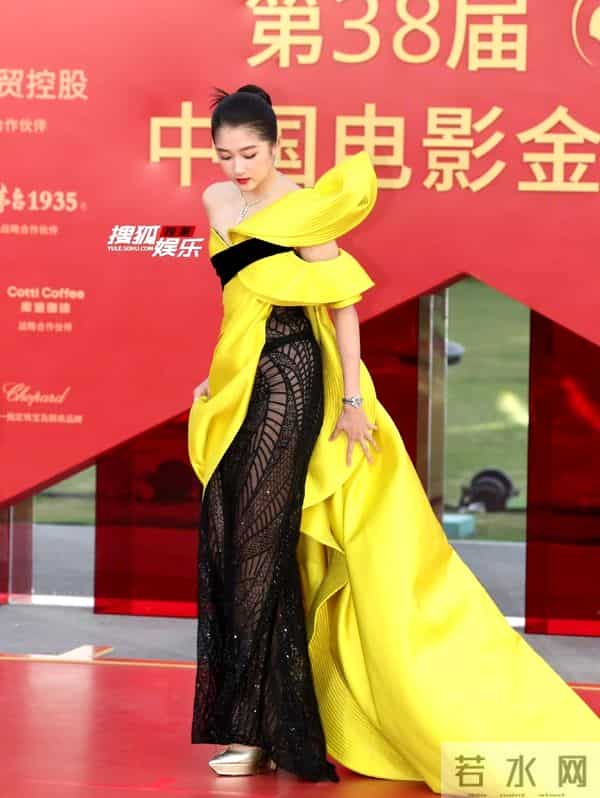 精修图VS生图:关晓彤膀大腰圆,倪妮老气了不少,辛芷蕾选错裙子