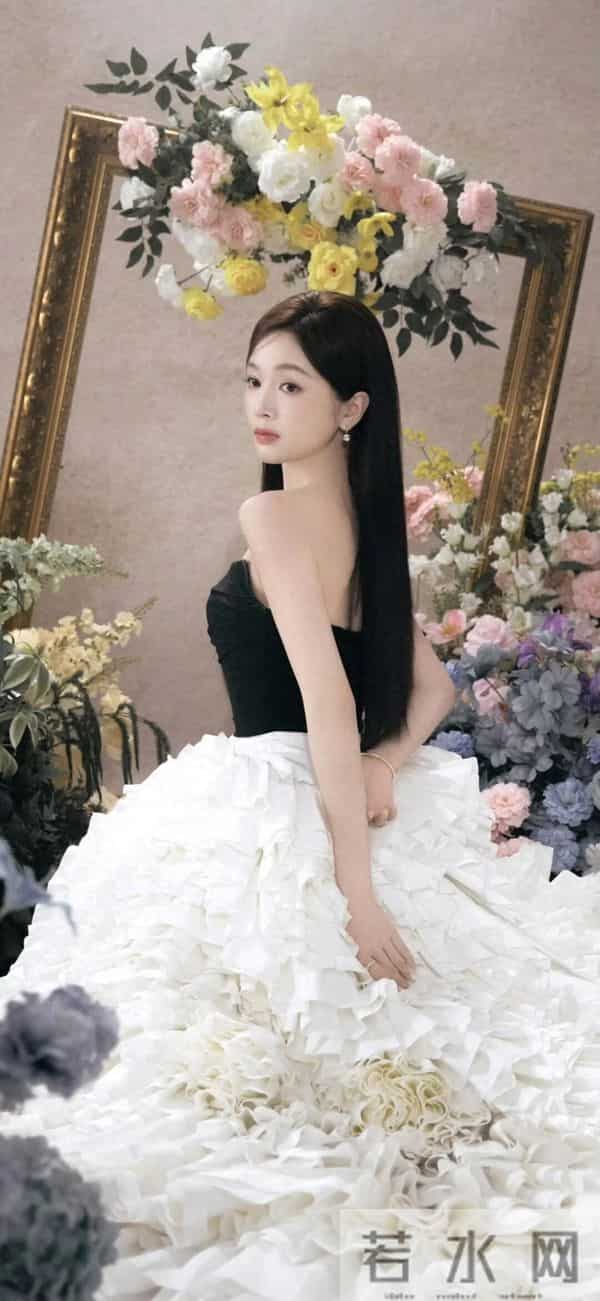 吴宣仪｜黑纱裙配花境写真，这“清冷贵气大小姐”氛围感直接封神