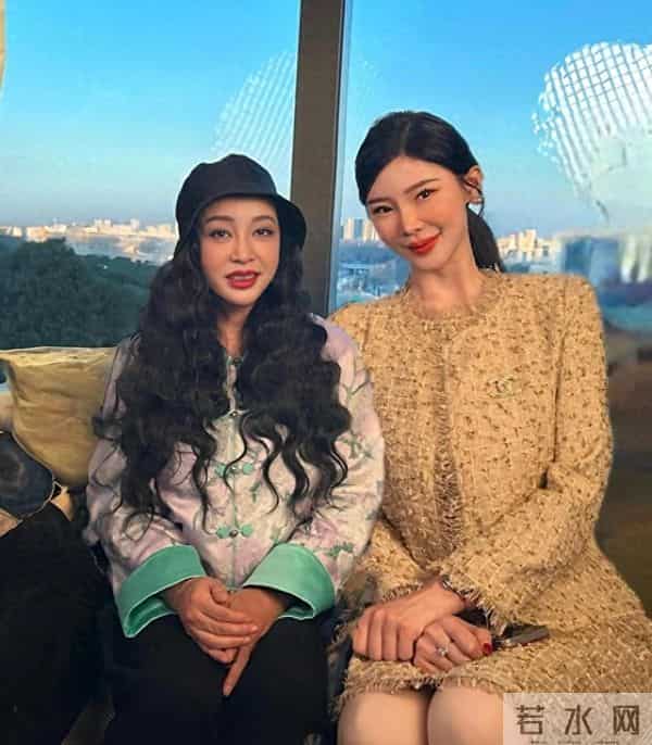 75岁“刘晓庆”再次扮嫩成功,烫了油画卷穿新中式,状态嫩回48岁