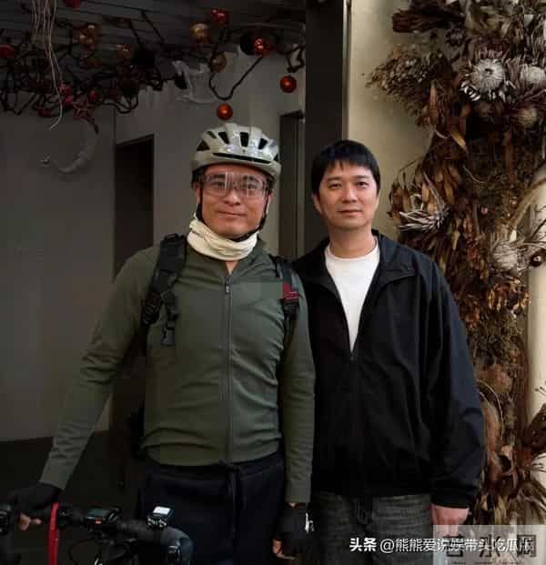 49岁陈龙在上海骑车出行，他的打扮一言难尽，身材胖了不少